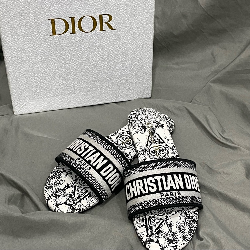 Dior Women's Black and White Sandals - Picture 4 of 7